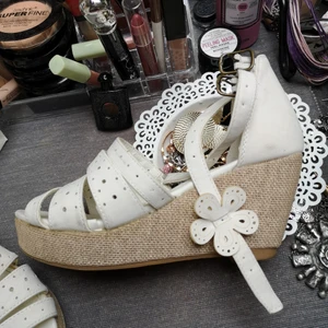 Sandaler  - I fint skick Skickar med spårbar frakt 