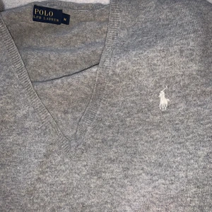 Ralph lauren  - Grå M tröja lite oversize. Väldigt bra skick endast använd 1 gång. 