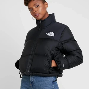 The North Face Jacka strl S (dam) - Jättefint skick! Säljer då den inte kommer till användning. Strl S (dam) bud från 1500. Budgivningen avslutas 20:00 på söndag. Buda i kommentarerna, höj med minst 50kr.