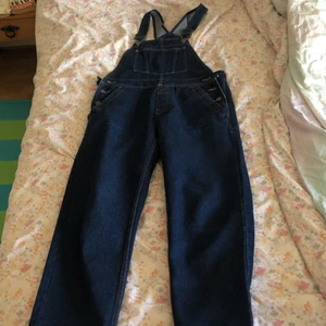Hängselbyxor/ dungarees - Säljer ett par hängselbyxor från asos då de tyvärr är lite för små för mig. Storleken är UK 10 vilket är ungefär en storlek 36/38. De är något korta på mig som är 170. Pris kan absolut diskuteras.
