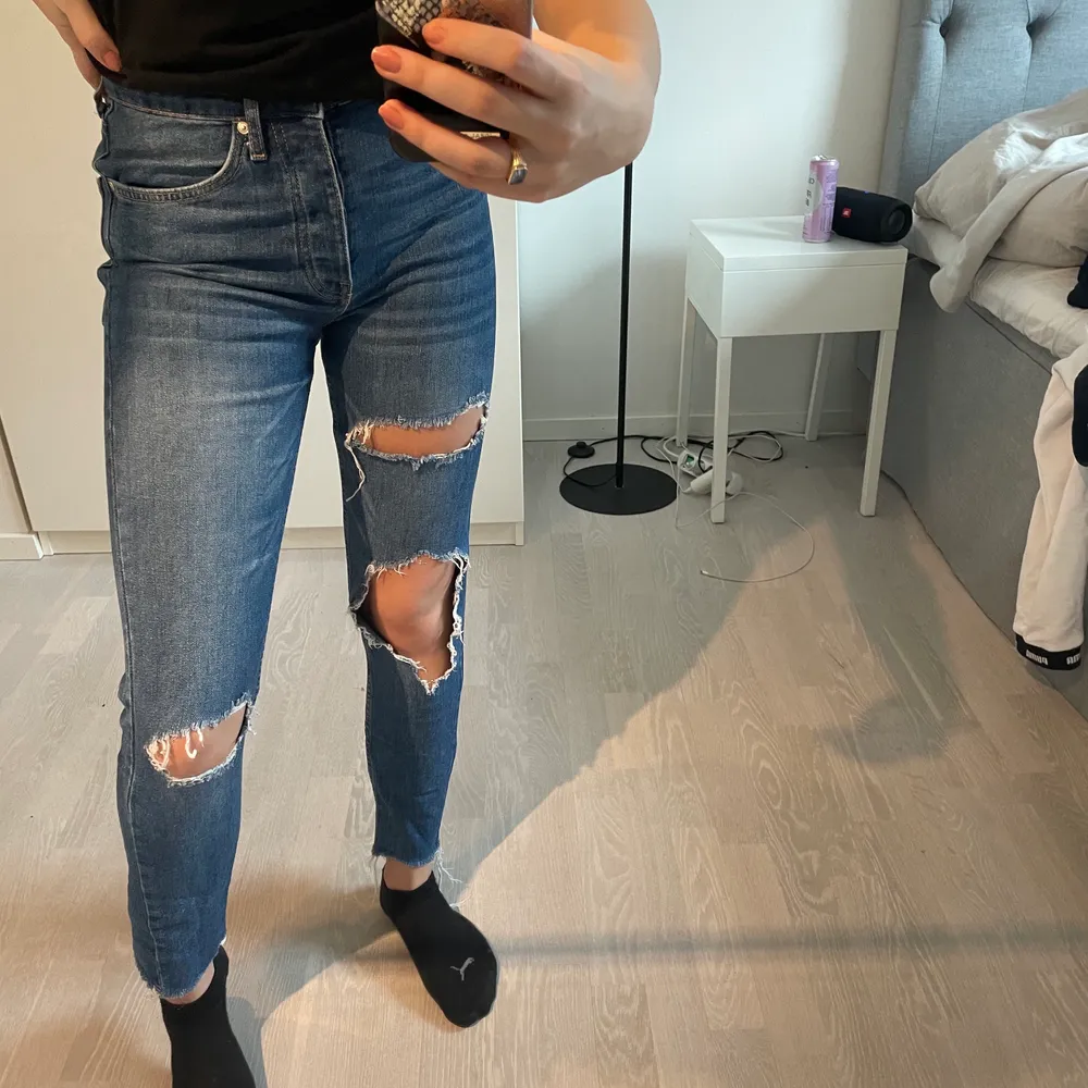 Väldigt snygga mörkblå jeans med hål i, från Gina💖 storlek 36💖 lite för små för mig och därför sitter dem rätt tajt, men annars sitter dem som momjeans💖 säljer för 150kr, men pris kan diskuteras💖. Jeans & Byxor.