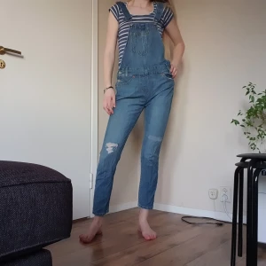 Levis hängselbyxor XXS (passar XS)  - Säljer dessa snygga hängselbyxor från Levis. Sparsamt använda I mycket fint skicka. Nypris 900