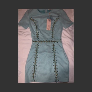 Blå klännig  - Turkos/himmel blå klänning från oh polly, storlek S, aldrig använt, ett litet fel vid kedjan men inget som syns mycket(går att fixa), finns i halmstad men går att fraktas