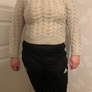 Vit stickad tröja  - Stickad vit tröja hm:) Ganska välanvänd men fortfarande i fint skick:) 50kr+frakt