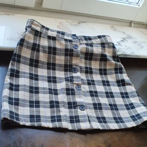 Kul kjol - I mycket bra skick och stilig. Passar 30_ 32.söt till summer 