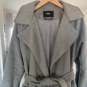 Kappa  - Grå kappa från Bikbok som endast är använd ett fåtal ggr förra vintern 😊