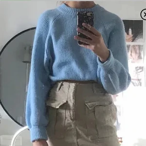 Stickad tröja - Blå stickad tröja köpt här på plick. Pris kan diskuteras ❤️Bilden är lånad från hon jag köpte den ifrån