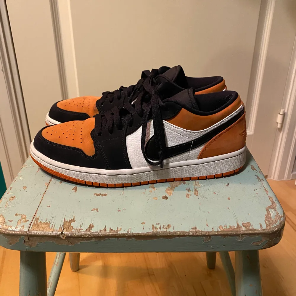 Jordan 1 Low i storlek 43 Herr. Förutom att de ser lite smutsiga ut längst fram och är lite creasade så är de i bra skick. 8/10 skulle jag säga. Har ingen kartong till dom. Köparen betalar frakt vilket är 90 kr. . Skor.