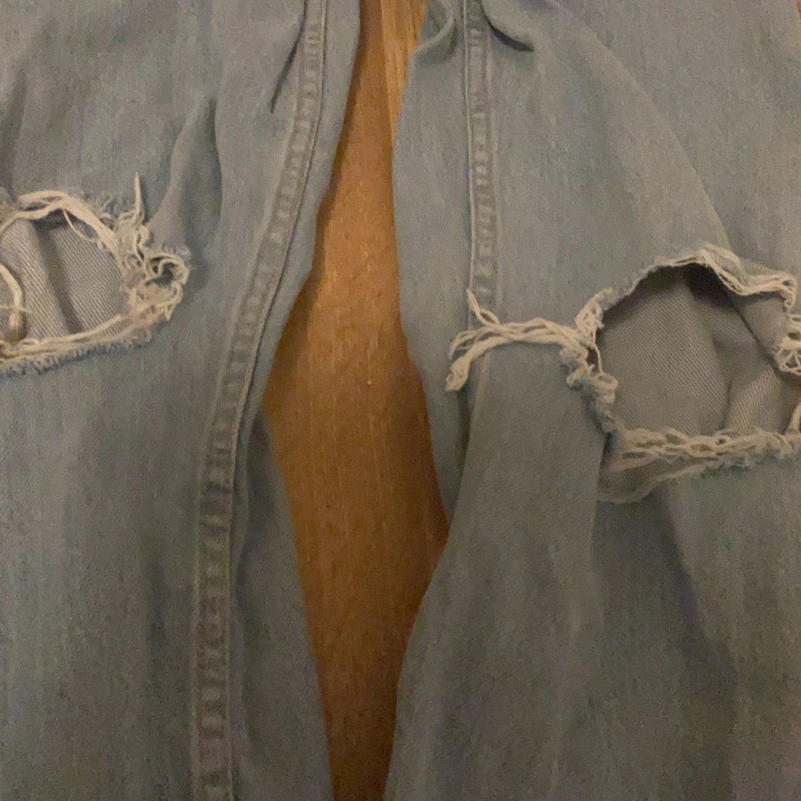 Pösiga slitna ljusblåa jeans från asos  - 91