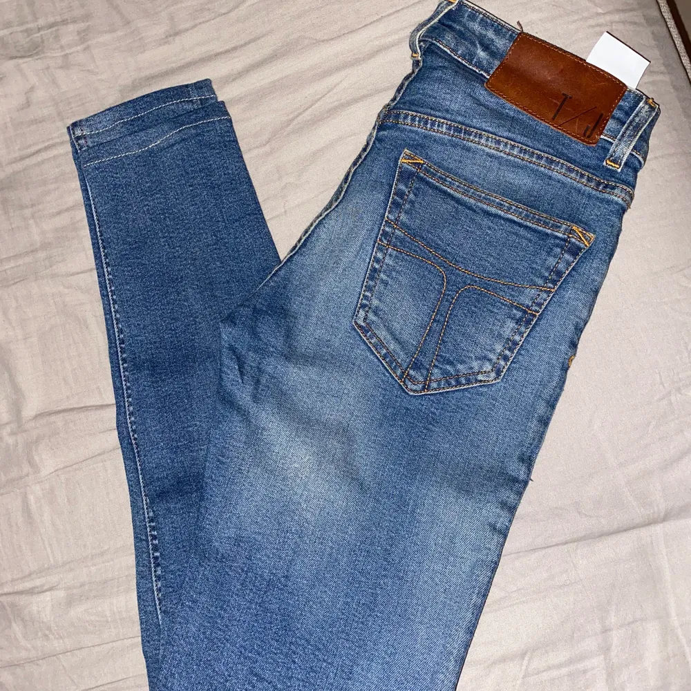 Säljer dessa snygga och knappt använda jeans ifrån Tiger of Sweden då dom är för små för mig. Strl 27/34 (lite uppsydda dock) Köpte för 1500 säljer för 600 🥰. Jeans & Byxor.