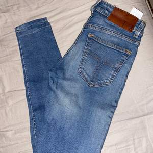 Säljer dessa snygga och knappt använda jeans ifrån Tiger of Sweden då dom är för små för mig. Strl 27/34 (lite uppsydda dock) Köpte för 1500 säljer för 600 🥰
