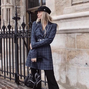 Längre kavaj  - Längre kavaj som också kan användas som klänning. Går i blått och grönt. 