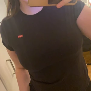 Levis T-shirt  - En Levis  T-shirt i storlek S med ett litet Levis märke🙂