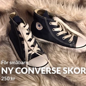 Converse skor för småbarn  - Helt ny converse skor för småbarn. Aldrig använt pga de var för små på min lillasyster😊. Storlek 26. Hör gärna av er vid frågor❤️