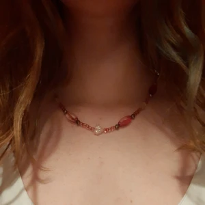 Halsband av glaspärlor  - Halsbans av fina glaspärlor. Sötaste hänget. 