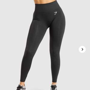 Säljer en svart seamless Gymshark leggings (( strlk M)), säljer pga storleken🎐 🌸 !! Använt enbart en gång !! 🌸 Bild 1&3 är inte mina bilder utan från Gymsharks hemsida🦈
