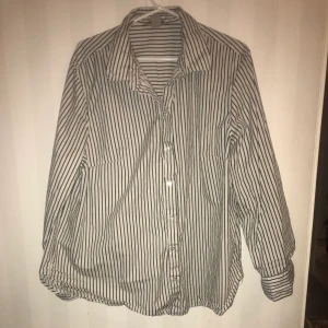 Skjorta  - Fint skick, finns inget att anmärka på. 
