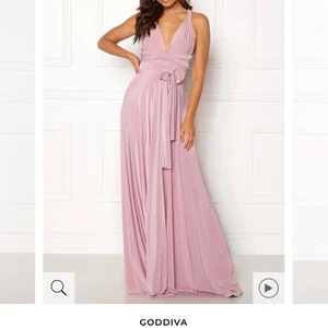 Balklänning  - Säljer min jättefina balklänning som aldrig kom till användning pga Corona, endast testad. Man kan göra den till sin egen med hjälp av banden som går att knyta på olika sätt.✨ Nypris 1099kr💗! Köpare står för frakten