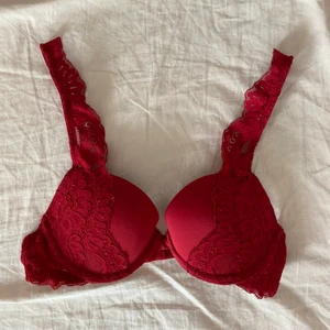 Röd spetsbh - Säljer denna supersöta bh som tyvärr är för liten för mig❣️❣️ 