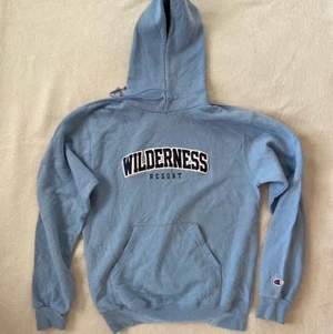 Ljusblå Champion-hoodie, Wilderness Resort