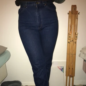 Jättefina blåa byxor  - Köpte byxorna från Beyond Retro och är för tajta för mig haft på mig dem 2 gånger helt nya och fräscha!! Dem kostade ungefär 200 kr men kan sälja dem för 160 men priset kan diskuteras!! ❤️ Skickar paketet men kunden betalar frakten ✨✨