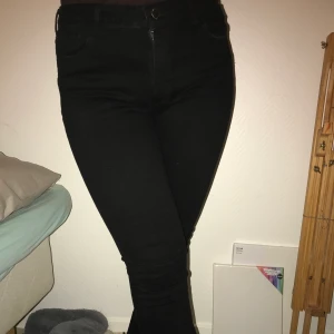 Svarta bootcut jeans  - Här är svarta jeans som är större i storlek på benet köpte dem från H&M förra året använt en gång för att de är stora i midjan. Säljer dem för 60 kr eftersom de var på rea!! ❤️ passa på ! Skickar paketet men kunden står för frakten !