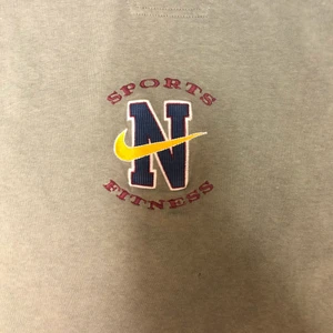 VINTAGE NIKE HOODIE - Galet snygg Nike hoodie med ett ovanligt tryck. Denna saknar taggen i nacken dock✌🏼 Buda i kommentarerna   Minsta höjning: 50kr Högsta bud: 450kr 