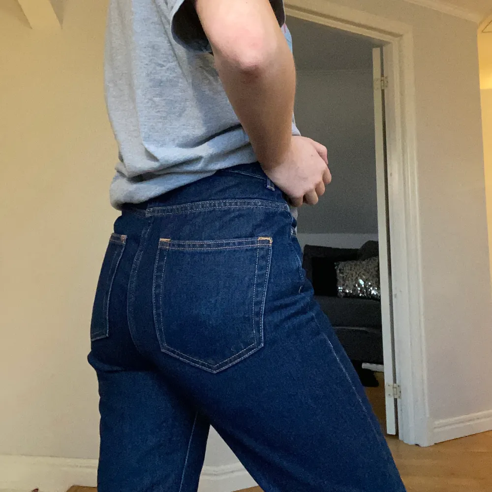 Weekday jeans i modellen voyage som jag klippt av nertill. Frakten ingår i priset. Jag är vanligtvis en storlek 36. Jeans & Byxor.