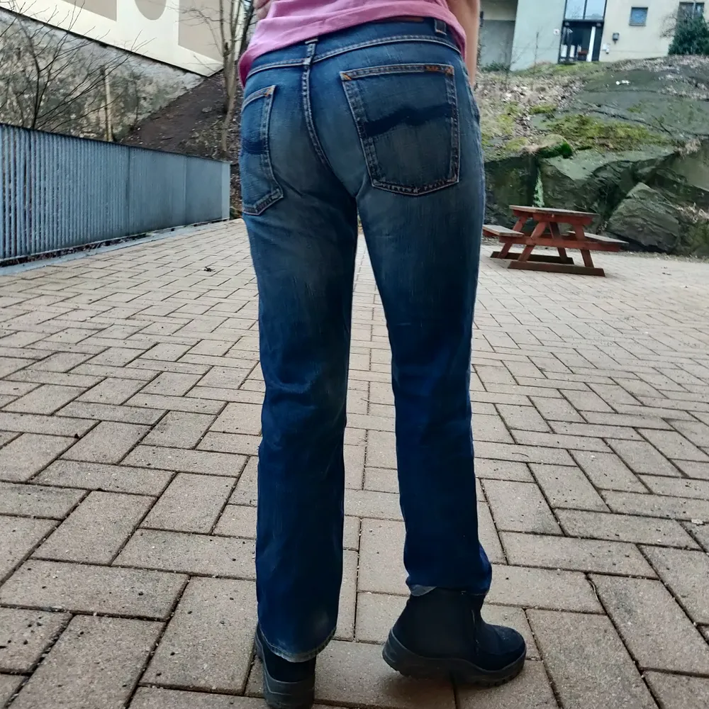 Skitsnygga Nudie Jeans, köpta för flera år sedan, använt sparsamt. Nypris runt 1600:- liknande säljes oftast för minst 1000:-. Ger supersnygg rumpa (haha 😅) Jag är 169cm, mått på jeansen är W31 L32  Pris kan diskuteras 💞. Jeans & Byxor.