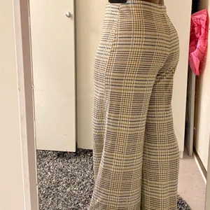 Rutiga byxor - Dessa beiga byxor med rutigt mönster sitter bra för sin storlek (skulle gå ner en storlek). Kan vara lite lösa vid midjan. Använt två gånger. Lägg eget förslag på bud! 