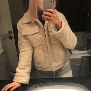 Teddyjacka - Köpt från Gina, jättebra skick sparsamt använd. frakt tillkommer 