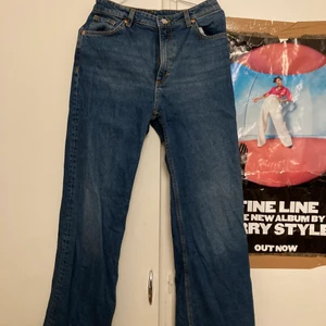 Monki  - Säljer dom populära jeansen ifrån monki. Använt en del men dom är fortfarande i fint skick. Super snygg färg och modell. Dom går ner vid fötterna. Formar än jätte fint med! Kan mötas upp i Malmö eller posta