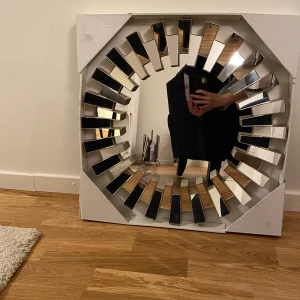 Helt ny spegel  - Helt ny spegel, Diametern är 50 cm