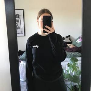 Långärmad T-shirt från stussy  - Cool långärmad T-shirt från stussy med tryck på ryggen. Herrstorlek S men passar mig bra om vanligtvis är s/m. Använd men i väldigt bra skick. Köparen står för frakt 