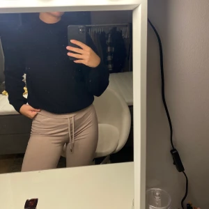 Svart stickad - Stickad tröja med lite högre hals, skitsnyggt! Bara testad. Frakt tillkommer 66 (spårbart)🖤🖤💕