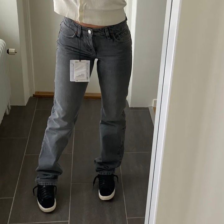raka gråa jeans - Zara | Plick Second Hand