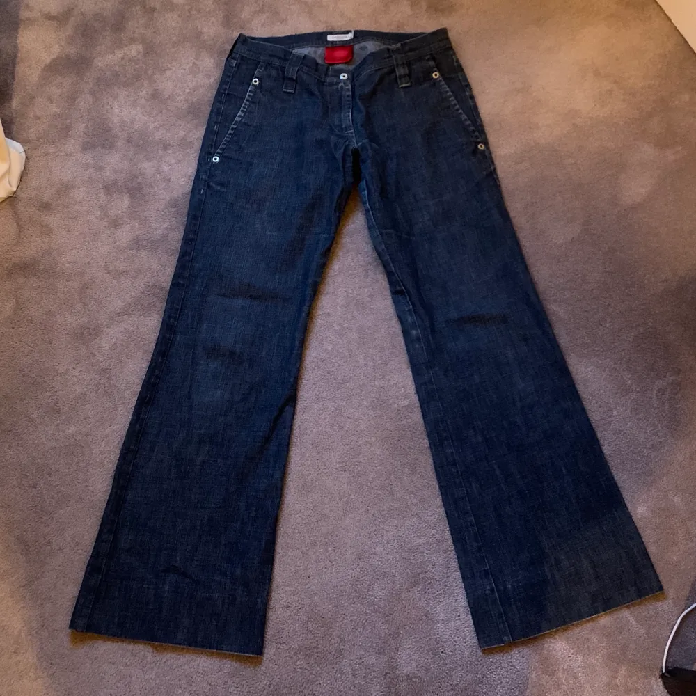 Svinsnygga mörkblå jeans med riktigt snygga fickor. Får J.Lindberg!!!! Säljer endast för att de är för små💖 y2k. Jeans & Byxor.