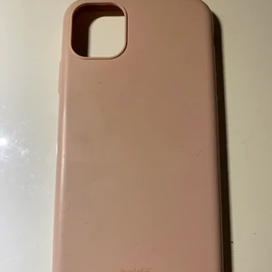 Holdit skal iPhone 11/XR - iPhone holdit skal i ganska dåligt skick. Det är trasigt vid båda  kanterna på nedredelen av skalet. Samt att det är trasigt vid ”knappen” på högra sida och vänstersida. 