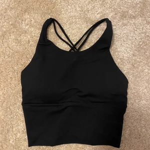 Sport-bh Lululemon - Jättefin sport-bh från Lululemon. Köpt i storlek S men tyvärr för liten för mig, så skulle säga att det är en xs🦋 Köparen står för frakten💕 Pris kan diskuteras vid snabbt köp! Nypris: 650kr🤗 Aldrig använd