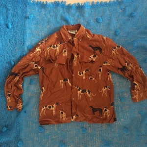 Vintage skjorta Strl M - Superfin vintage skjorta med hundmotiv, storlek M