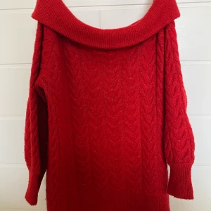 Röd oversize offshoulder stickad tröja  - Säljer en av mina mysigaste plagg i min garderob, stickad röd oversize offshoulder tröja, har bara inte kommit till användning tyvärr. (Den sticks inte) 