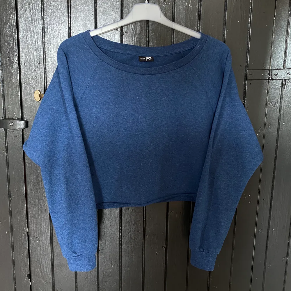 En långärmad tröja i färgen djup blå som jag croppat själv💙💙 använd några enstaka gånger i somras annars orörd! Frakt tillkommer📦. Toppar.