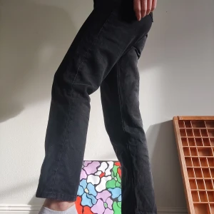 Monki jeans - Ett par svarta jeans från Monki i den populära modellen Taki. Sparsamt använda så i gått skick. Storlek w25