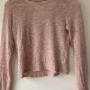 Söt rosa tröja - Jättesöt rosa tröja med snörning i ryggen. Från HM Divided i storlek S. Sparsamt använd och är i fint skick. Relativt tunt tyg och är lite see-through