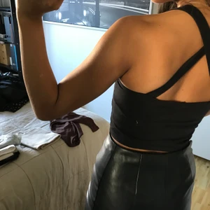 Crop top med korsade band - Storlek M men passar mig som är Xs/s. Inklusive frakt