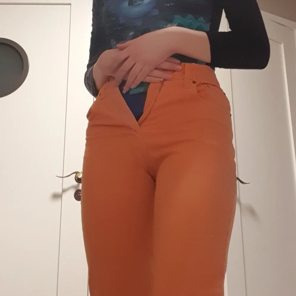 Älskar dessa orangea jeans!! Så snygga och roliga. Säljer då de är för små för mig :( På dem står storlek 28, skulle säga att de är XS/S, min längd är 174 så de passar nog nån lite kortare bättre. Dragkedjan år sönder 🥰. Jeans & Byxor.