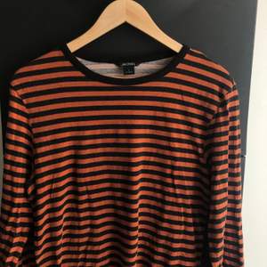 Orange och svart långärmad randig tröja från Monki i stl M men passar även en S. Används inte längre. Jättefint skick! 