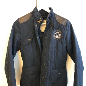 Lexington jacka  - Mörkblå lexingtonjacka i storlek xs, passar även S. Kan mötas upp i örebro annars står köparen för frakten 