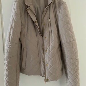 Xs dam jacka från zara  - Säljer min jacka som är använts 2-5 ggr känns nästan som ny. Ny pris 599 och säljs för 200kr. Kan även fraktas. 