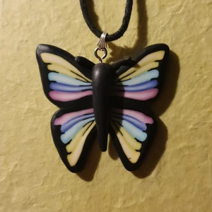 Halsband fjäril - Säljer över 100 plagg! 🤩 Stor mängdrabatt när du köper fler saker! 🤑 Vänta inte för länge då jag flyttar i slutet av September och gör mig av med allt! 